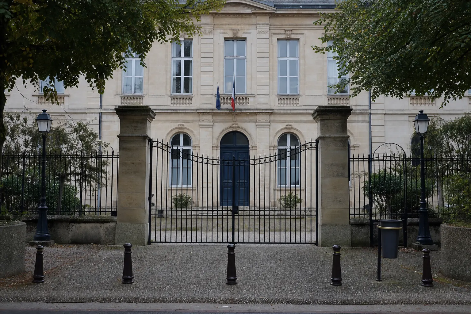 Façade fermée d'une mairie avec des barrières de sécurité