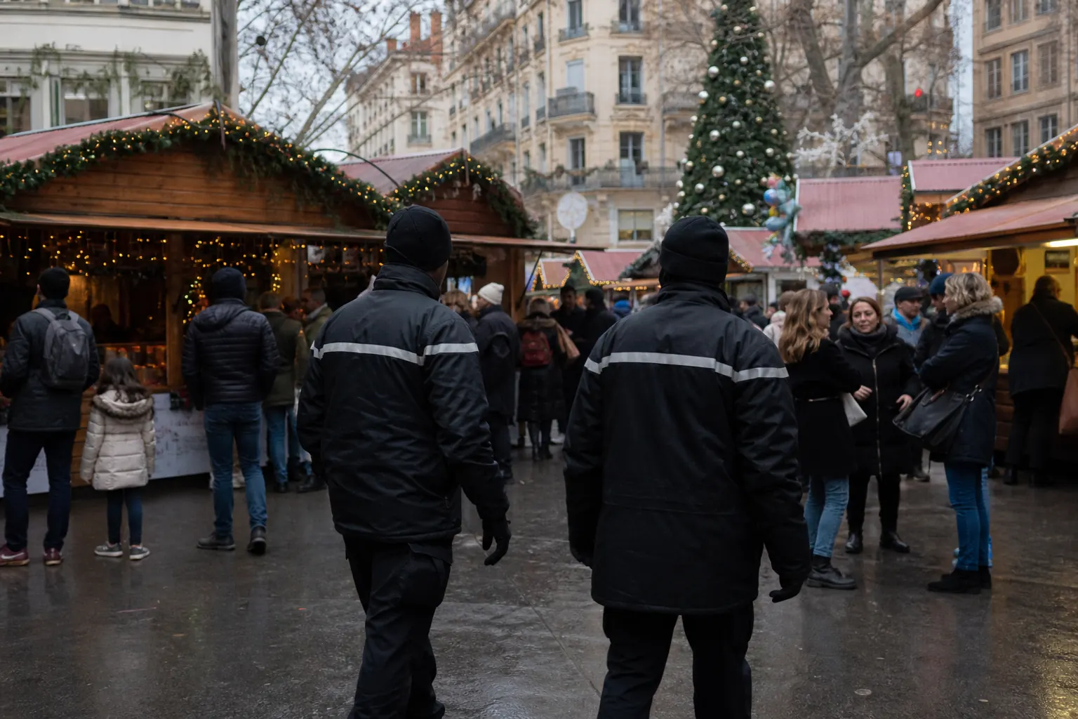 Agents de sécurité surveillant un marché de Noël à Lyon.