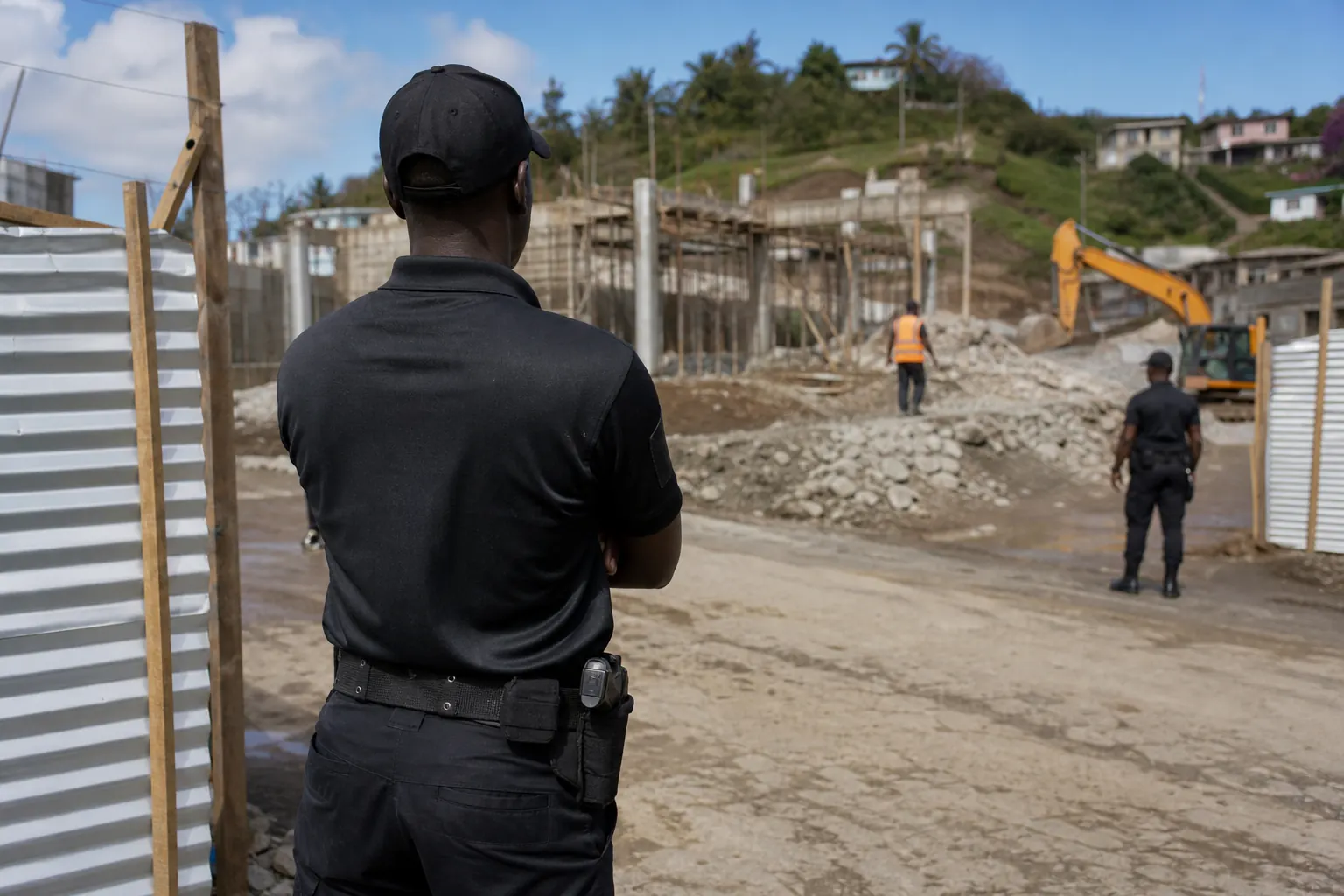 Chantier sécurisé à Mayotte avec des agents de sécurité