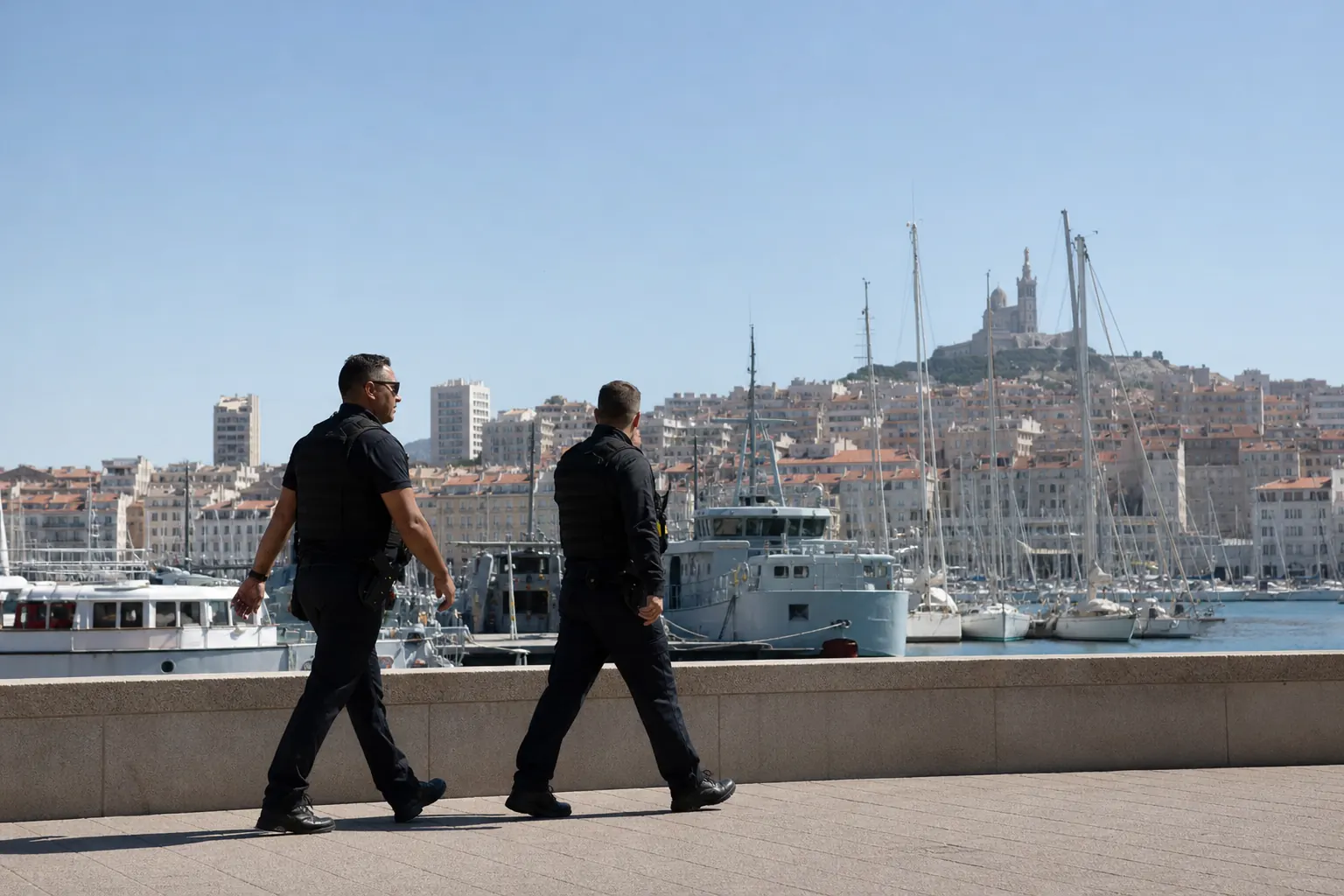 Vue du port de Marseille avec des mesures de sécurité en place.