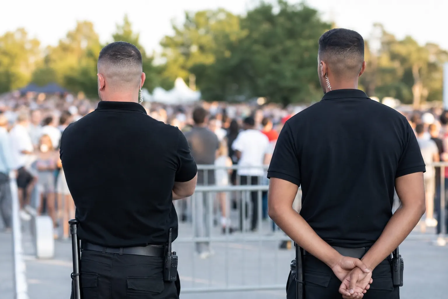 Agents de sécurité en action lors d'un événement.